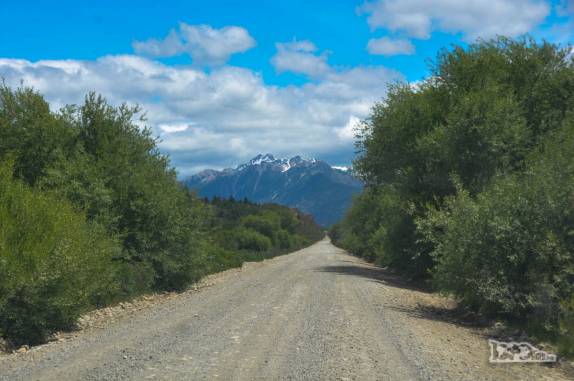 Estrada de rípio em direção ao Parque Nacional Los Alerces, ao norte de Trevelin, na patagônia argentina